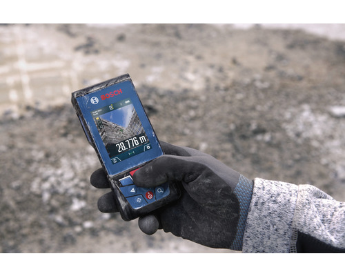 Bosch Logo. Hand mit Handschuh hält Bosch Entfernungsmesser mit Displayanzeige 28.776 Meter