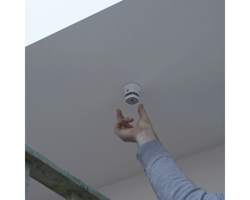 Installation d''un détecteur de fumée au plafond