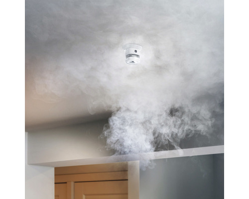 Détecteur de fumée au plafond avec fumée