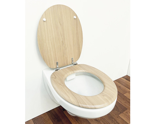 Weisses Wand-Tiefspül-WC mit offenem Holz-WC-Sitz