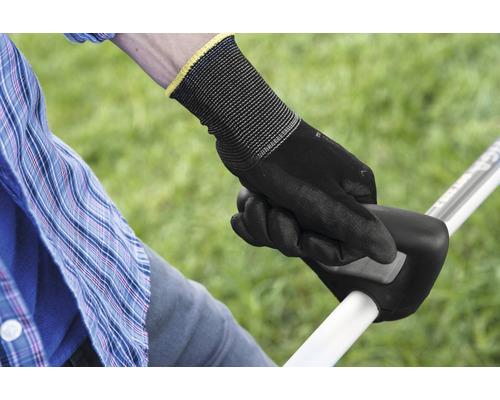 Personne avec des gants de jardinage tenant un appareil