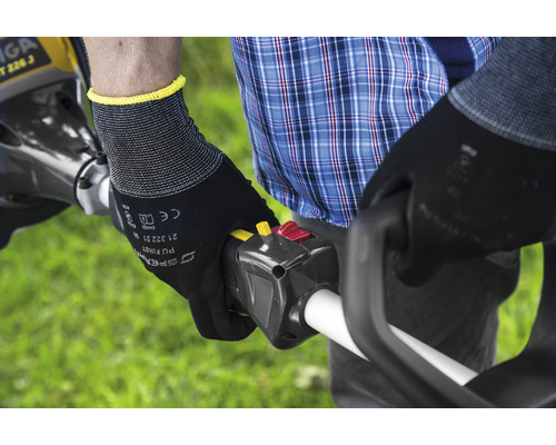 Personne utilisant un coupe-bordure avec des gants de travail