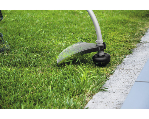 Coupe-bordures en action pour couper les bordures de gazon