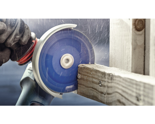 Ein Winkelschleifer schneidet Holz