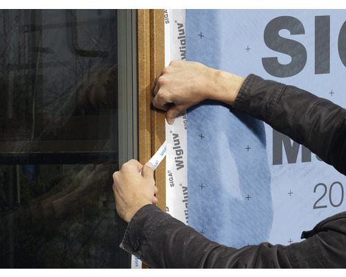 Application du ruban adhésif SIGA Wigluv pour l''isolation des fenêtres.