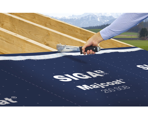 Application de la sous-couche de toiture SIGA Majcoat 250 SOB avec une agrafeuse.