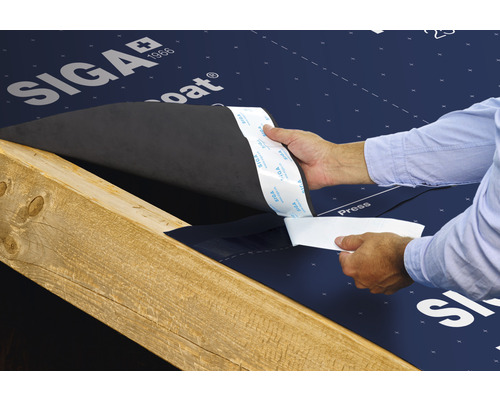 Application d''une membrane d''étanchéité SIGA sur une poutre en bois