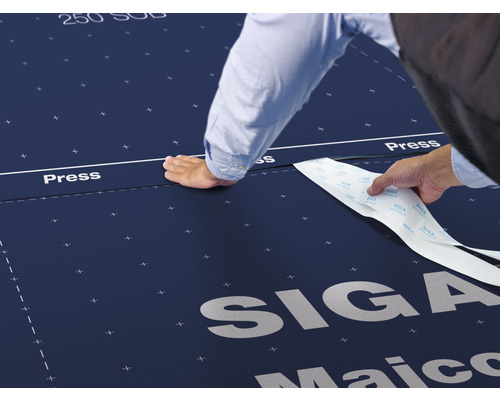 Application de ruban d''étanchéité sur un écran de sous-toiture SIGA.