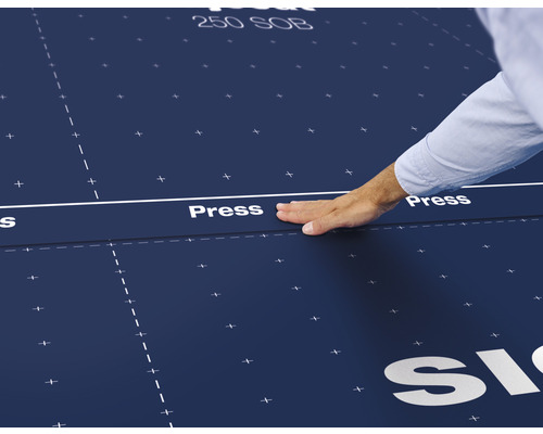 Un homme appuie sur un panneau isolant