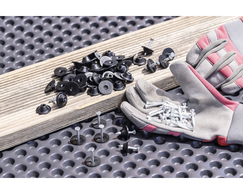 Abstandhalter für Terrassendielen mit Schrauben und Arbeitshandschuhen