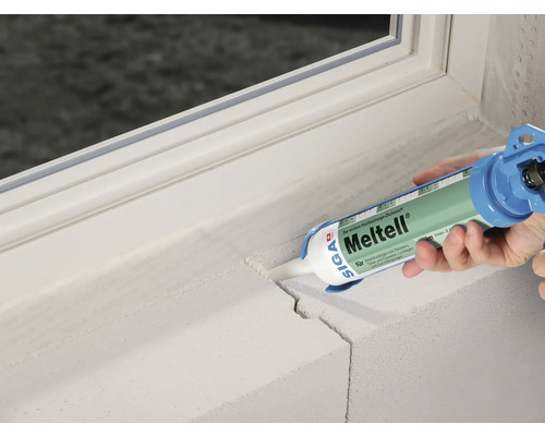 Application de mastic d''étanchéité sur une fenêtre avec un pistolet à cartouche