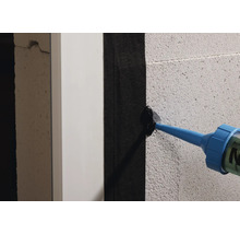Étanchéification d''un mur avec du mastic d''une cartouche