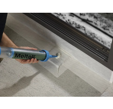 Application de mastic d''étanchéité à partir de la cartouche sur une fenêtre