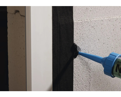 Mastic d''étanchéité appliqué sur un mur.