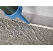 Une cartouche de mastic est utilisée pour sceller un joint.