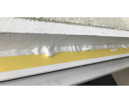 Vue détaillée d''un joint de fenêtre avec bande d''étanchéité et mastic.