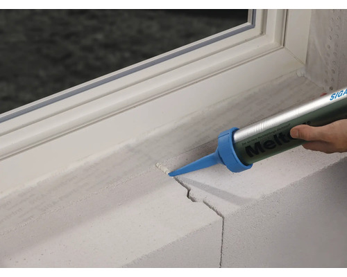 Application de mastic sur une fenêtre avec un pistolet à cartouche