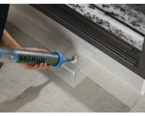 Application de mastic d''étanchéité SIGA au pistolet à cartouche sur un film sur une fenêtre