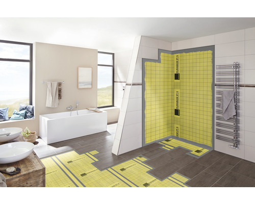 Salle de bains lumineuse avec baignoire, lavabo et espace douche avec système d''étanchéité pour carrelage