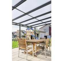 Terrasse avec auvent, table de jardin et chaises