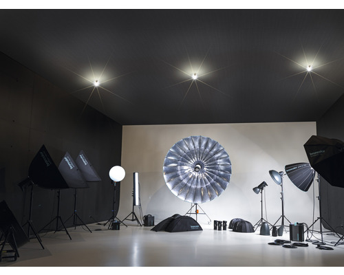 Studioausstattung mit Blitzköpfen, Softboxen und Lichtformern für professionelle Fotografie