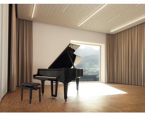 Piano à queue noir avec tabouret dans une pièce lumineuse avec rideaux et grande fenêtre