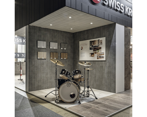 Salle d''exposition avec batterie, panneaux muraux et revêtements de sol