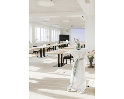 Salle d''événements lumineuse avec tables et table haute