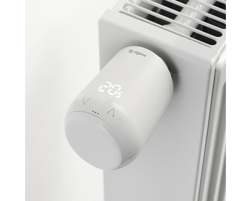 Elektronischer Heizkörperthermostat mit Digitalanzeige und Zigbee Logo am Heizkörper