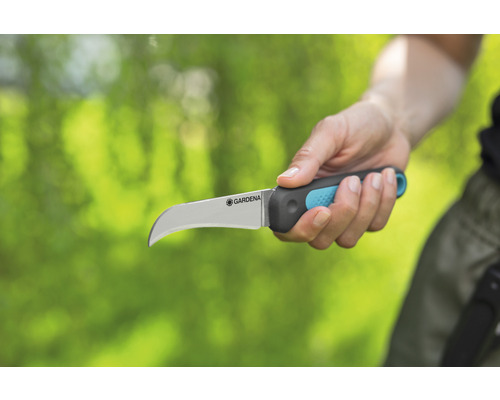 Hand hält Gardena Okuliermesser