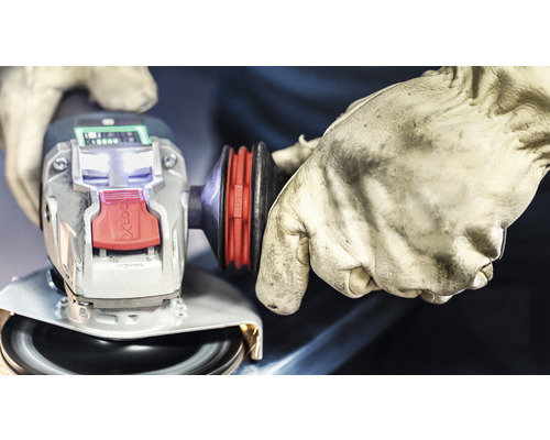 Meuleuse d''angle à une main avec système X-Lock et gants en utilisation.