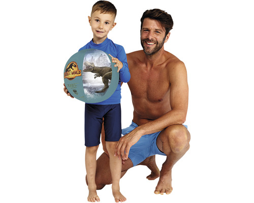 Vater und Sohn mit einem Jurassic World Ball