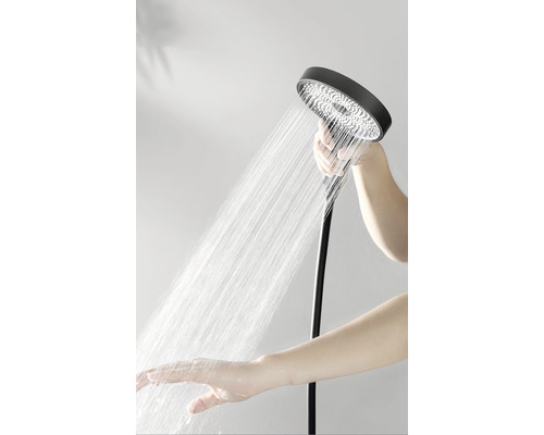 Handbrause mit fließendem Wasser in der Hand gehalten