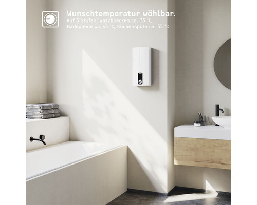 Badezimmer mit Badewanne, Waschbecken und elektronischem Warmwasserbereiter