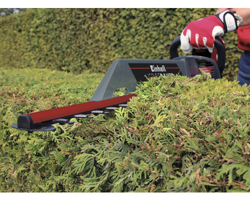 Taille-haie Einhell coupant une haie