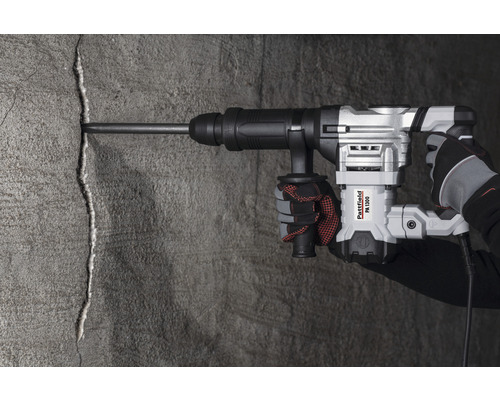Marteau perforateur Pattfield PA 1300 en cours d''utilisation sur un mur