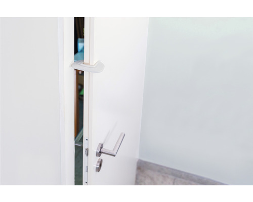 Porte intérieure ouverte avec poignée et serrure