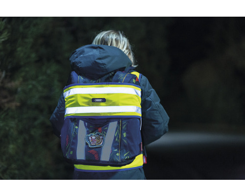 Kind mit reflektierendem Schulranzen für mehr Sicherheit im Straßenverkehr