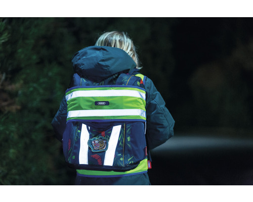 Kind mit reflektierendem Schulranzen für mehr Sicherheit im Straßenverkehr