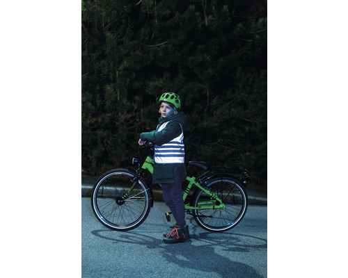 Enfant avec vélo, gilet de sécurité et casque de cycliste
