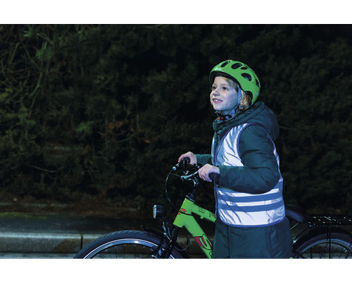Enfant avec vélo, casque et gilet de sécurité pour une meilleure visibilité