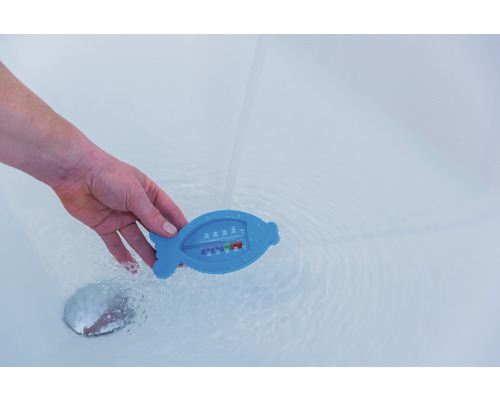 Mesure de la température de l''eau avec un thermomètre de bain en forme de poisson