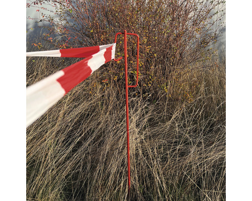 Absperrband mit rotweissem Muster und ein roter Absperrstab