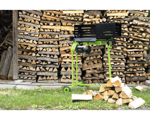 Holzspalter vor einem Stapel Holz