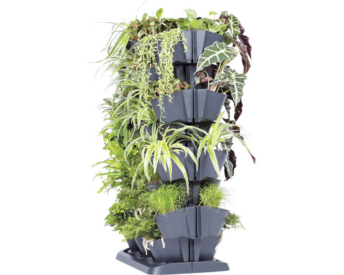 Tour de plantation verticale avec différentes plantes dans des jardinières