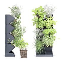 Deux jardins verticaux avec diverses herbes et plantes dans des jardinières empilées.