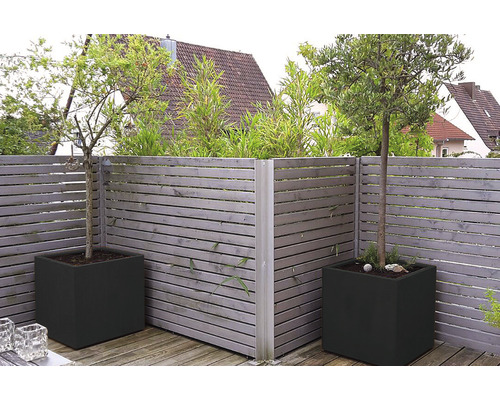 Holzsichtschutzzaun mit Pflanzgefäßen und Bepflanzung