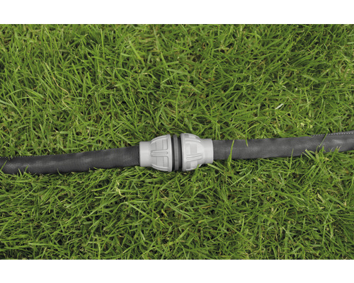 Tuyau d''arrosage avec raccord de tuyau sur pelouse