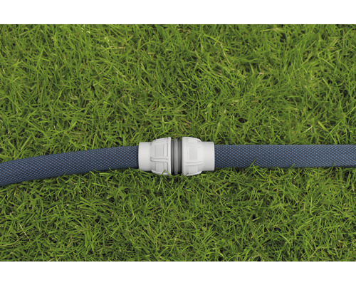 Tuyau d''arrosage avec raccord de tuyau sur pelouse