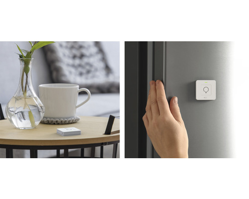 Scène avec un interrupteur d''éclairage Smart Home, une fois sur une table et une fois monté sur un mur